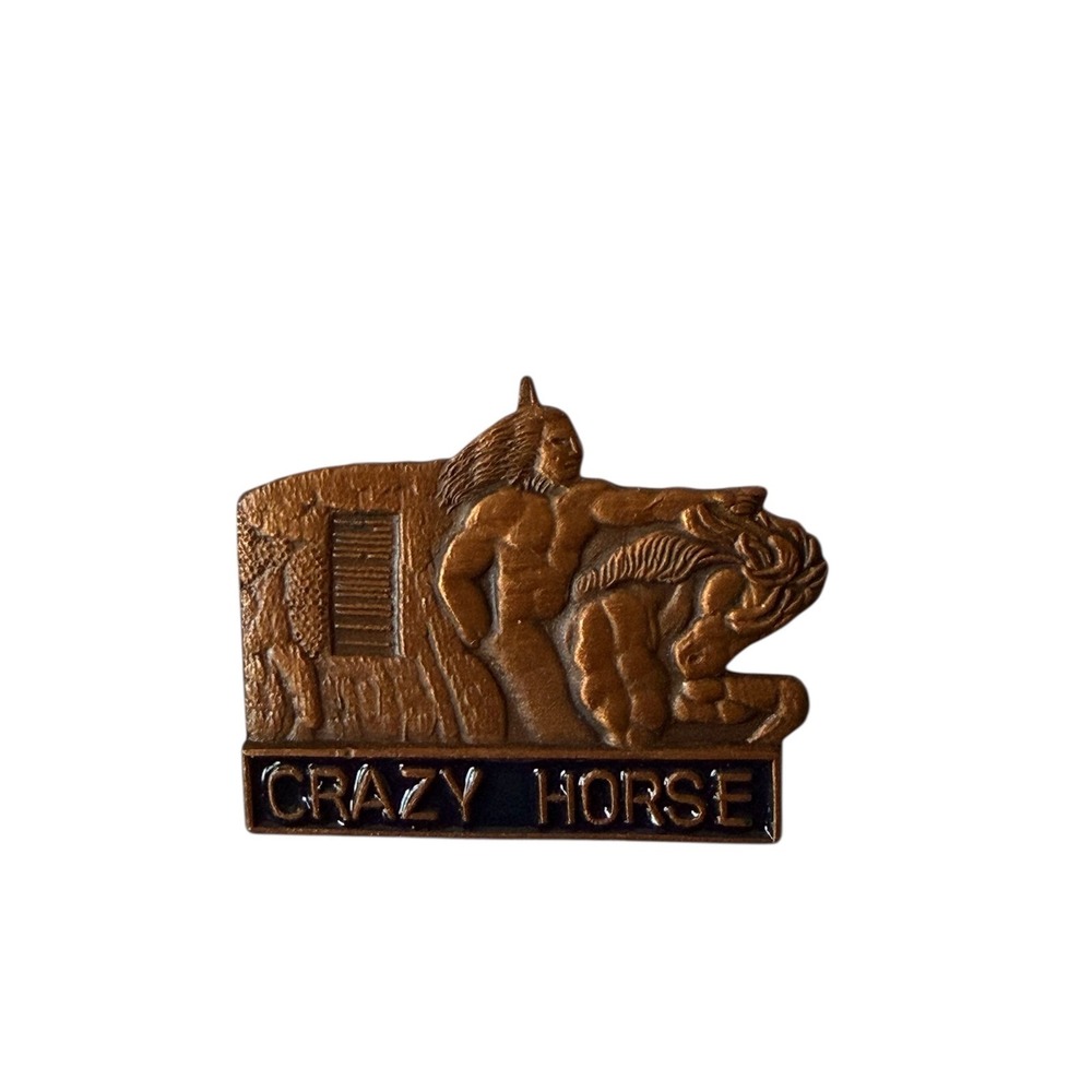 Vintage Crazy‎ Horse Memorial Korczak Ziolkowski Bronze Tone Lapel Pin Souvenir